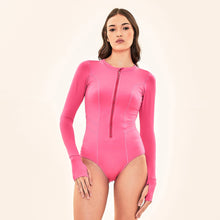 Carica l'immagine nel visualizzatore di Gallery, Model Front: Uv Line Une Pièce Swimsuit Macae Bubble Gum Upf50+
