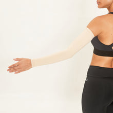 Carica l'immagine nel visualizzatore di Gallery, Model Back: Uv Line Gants Long Sleeve Uni Beige Upf50+

