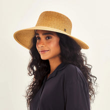 Carica l'immagine nel visualizzatore di Gallery, Image 02: Uv Line Chapeau Souple/Capeline Hat Santorini Imp Fem Wheat Upf50+
