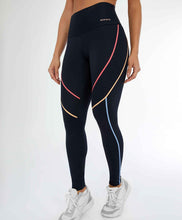 Carica l'immagine nel visualizzatore di Gallery, Model Front: Alto Giro Fitness Bas Legging Hyper Galoes E Bolso Preto
