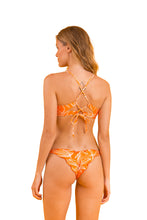 Carica l'immagine nel visualizzatore di Gallery, Model Back: Rio De Sol Haut Top Trail-Orange Tank-Tie
