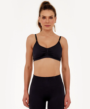Carica l'immagine nel visualizzatore di Gallery, Model Front: Alto Giro Fitness Haut Top Sem Costura Essential Preto

