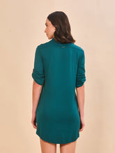Carica l'immagine nel visualizzatore di Gallery, Model Back: Uv Line Chemise Shirtdress Copenhagen Petroleo Upf50+
