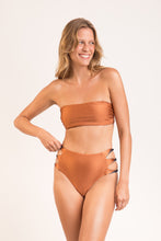 Carica l'immagine nel visualizzatore di Gallery, Model Front: Rio De Sol Bas Bottom Nocciola High-Waist-Spin
