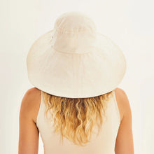 Carica l'immagine nel visualizzatore di Gallery, Model Back: Uv Line Chapeau Souple/Capeline Beverly Hills Areia Upf50+
