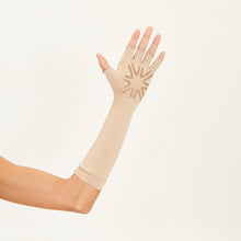 Carica l'immagine nel visualizzatore di Gallery, Model Back: Uv Line Gants Long Glove Chocolate Upf50+
