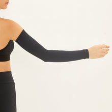 Carica l'immagine nel visualizzatore di Gallery, Model Back: Uv Line Gants Long Sleeve Uni Black Upf50+
