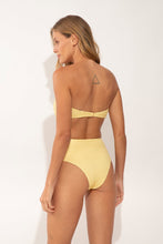 Carica l'immagine nel visualizzatore di Gallery, Model Back: Rio De Sol Bas Bottom Drift-Butterglow Hotpants
