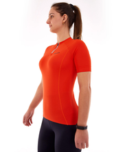Carica l'immagine nel visualizzatore di Gallery, Model Front: Alto Giro Fitness Haut T-Shirt Skin Fit Biker Com Bolsos Laranja Pitanga
