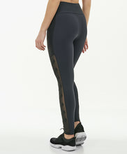 Carica l'immagine nel visualizzatore di Gallery, Model Back: Alto Giro Fitness Bas Legging Hyper Bordado Lateral Preto
