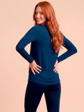 Carica l'immagine nel visualizzatore di Gallery, Model Back: Uv Line T-Shirt Longsleeve Uvpro Fem Cobalt Upf50+

