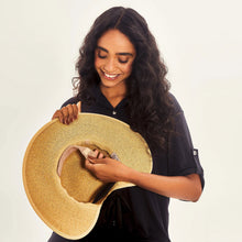 Carica l'immagine nel visualizzatore di Gallery, Image 05: Uv Line Chapeau Souple/Capeline Hat Santorini Imp Fem Wheat Upf50+
