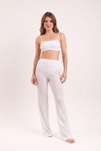Carica l'immagine nel visualizzatore di Gallery, Model Front: Rio De Sol Pantalon De Plage Memphis-White Pants Lana
