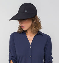 Carica l'immagine nel visualizzatore di Gallery, Model Front: Uv Line Casquette Visor Capri Colors Nac Fem Black Upf50+
