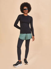 Carica l'immagine nel visualizzatore di Gallery, Model Front: Uv Line T-Shirt Longsleeve Fem Skin Infratherm Preto Upf50+
