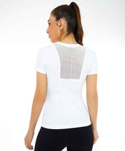 Carica l'immagine nel visualizzatore di Gallery, Model Back: Alto Giro Fitness Haut T-Shirt Skin Fit Recortes Com Refletivos Branco Optico
