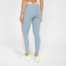 Carica l'immagine nel visualizzatore di Gallery, Model Back: Alto Giro Fitness Bas Legging Blackout Bio Recortes Cinza Lead
