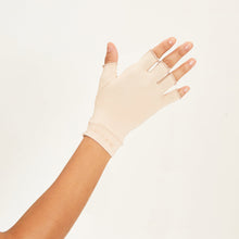 Carica l'immagine nel visualizzatore di Gallery, Model Back: Uv Line Gants Meduim Gloves Long Fingerss Uni Beige Upf50+
