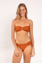 Carica l'immagine nel visualizzatore di Gallery, Model Front: Rio De Sol Ensemble Set Ferrugo Mavi Baobi
