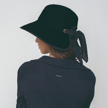 Carica l'immagine nel visualizzatore di Gallery, Model Back: Uv Line Chapeau Souple/Capeline Hat Santorini Imp Fem Black Upf50+
