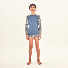 Carica l'immagine nel visualizzatore di Gallery, Model Front: Uv Line T-Shirt Rash Guard Kids Costela Aco Off White Upf50+
