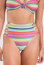 Carica l'immagine nel visualizzatore di Gallery, Image 09: Rio De Sol Ensemble Set Supercolor Bandeau-Joy Highwaist-Spin
