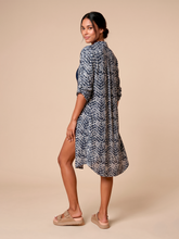 Carica l'immagine nel visualizzatore di Gallery, Model Back: Uv Line Chemise Midi Chemise Tie Dye Blue Upf50+
