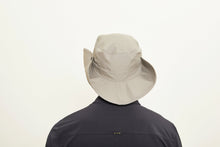 Carica l'immagine nel visualizzatore di Gallery, Model Back: Uv Line Chapeau Souple/Capeline Hat Safari L Masc Sand Upf50+
