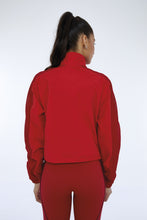 Carica l'immagine nel visualizzatore di Gallery, Model Back: Alto Giro Fitness Haut Jaqueta Techno Taslon Com Bolsos Vermelho Haute Red
