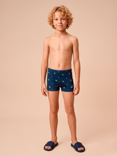 Carica l'immagine nel visualizzatore di Gallery, Model Front: Uv Line Maillot De Bain Garçon Swim Trunks Kids Pirates Fun Upf50+
