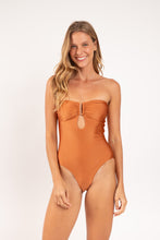 Carica l'immagine nel visualizzatore di Gallery, Model Front: Rio De Sol Une Pièce Shimmer-Nocciola Sara-Op
