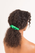 Carica l'immagine nel visualizzatore di Gallery, Model Front: Rio De Sol Chouchou Dots-Energy Scrunchie
