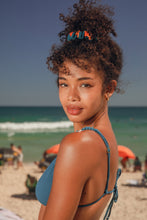 Carica l'immagine nel visualizzatore di Gallery, Model Front: Rio De Sol Chouchou Luma Scrunchie
