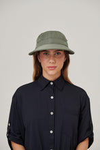 Carica l'immagine nel visualizzatore di Gallery, Model Front: Uv Line Casquette Visor Nice Fem Militar Green Upf50+
