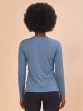 Carica l'immagine nel visualizzatore di Gallery, Model Back: Uv Line T-Shirt Longsleeve Uvpro Indigo Upf50+
