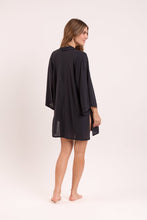 Carica l'immagine nel visualizzatore di Gallery, Model Back: Rio De Sol Robe De Plage Black Kimono
