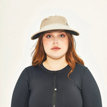Carica l'immagine nel visualizzatore di Gallery, Model Front: Uv Line Casquette Visor Capri Colors Nac Fem Sand Black Upf50+
