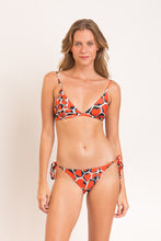 Carica l'immagine nel visualizzatore di Gallery, Model Front: Rio De Sol Haut Top Amore-Red Tri-Fixo
