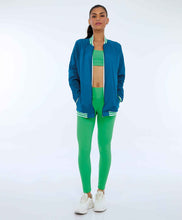 Carica l'immagine nel visualizzatore di Gallery, Model Front: Alto Giro Fitness Haut Jaqueta Aerofit Bomber Com Punhos Verde Deep Lagon
