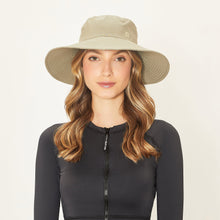Carica l'immagine nel visualizzatore di Gallery, Model Front: Uv Line Chapeau Souple/Capeline Hat Lyon Nac L Fem Kaki Upf50+
