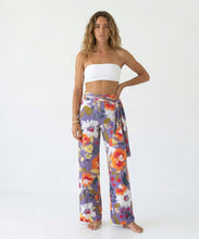 Carica l'immagine nel visualizzatore di Gallery, Model Front: Rio De Sol Pantalon De Plage Garden-Flower Pants Knot
