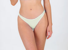 Carica l'immagine nel visualizzatore di Gallery, Model Front: Rio De Sol Bas Bottom Off-White Essential-Comfy
