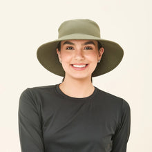 Carica l'immagine nel visualizzatore di Gallery, Model Front: Uv Line Bob Hat California Nac Fem Green Militar Upf50+
