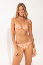 Carica l'immagine nel visualizzatore di Gallery, Model Front: Rio De Sol Haut Top Ditsy-Butter Juliette
