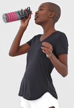 Carica l'immagine nel visualizzatore di Gallery, Model Front: Alto Giro Fitness Haut T-Shirt Skin Fit Alongada Gola V Preto
