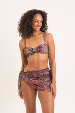 Carica l'immagine nel visualizzatore di Gallery, Model Front: Rio De Sol Jupe De Page Cobra Mini-Sarong
