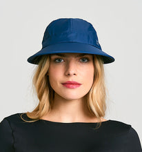 Carica l'immagine nel visualizzatore di Gallery, Model Front: Uv Line Casquette Visor Nice Fem Navy Blue Upf50+
