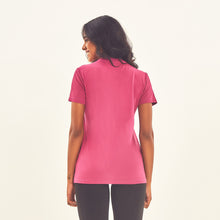 Carica l'immagine nel visualizzatore di Gallery, Model Back: Uv Line Fitness Haut T-Shirt Sport Fit Fuchsia Upf50+
