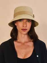 Carica l'immagine nel visualizzatore di Gallery, Model Front: Uv Line Bob Cap-Ferrat Linho Upf50+
