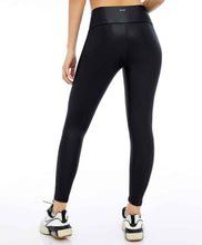 Carica l'immagine nel visualizzatore di Gallery, Model Back: Alto Giro Fitness Bas Legging Couro Com Recorte Rebatidos Preto
